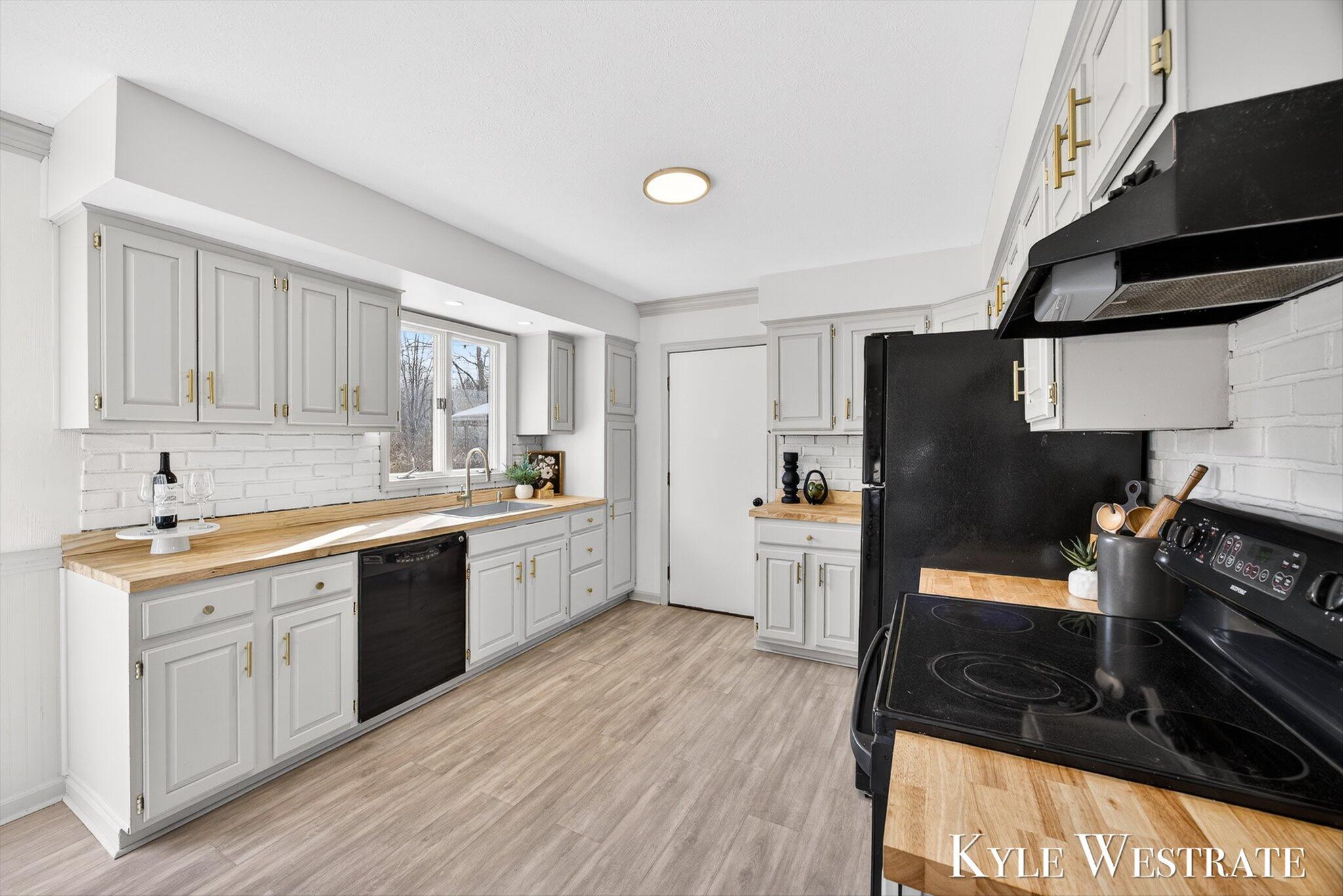 1763 East Pontaluna Road Spring Lake, MI 49456 - Photo 10 of 32 08-K1J11291