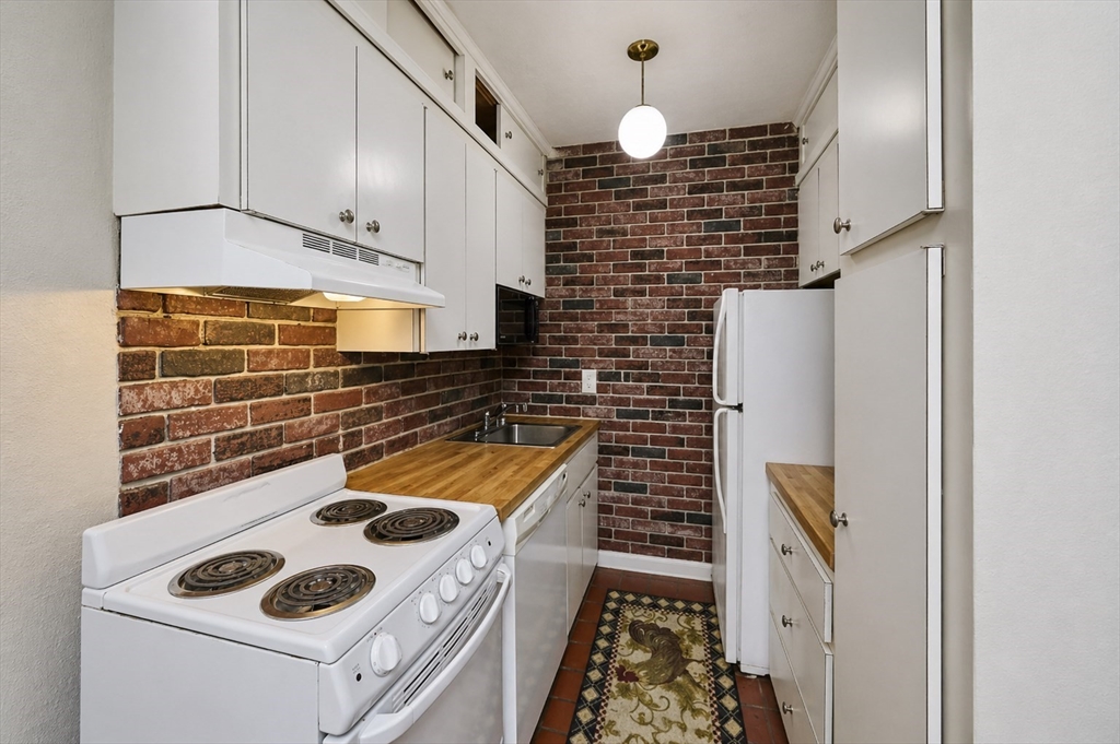 250 North Street, Unit 3 Boston, MA 02113 - Photo 6 of 11 a kitchen with a stove and a refrigerator