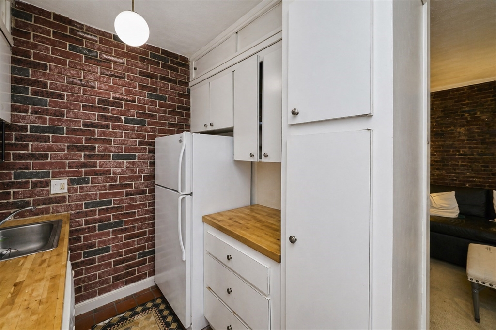 250 North Street, Unit 3 Boston, MA 02113 - Photo 7 of 11 a bathroom with a shower