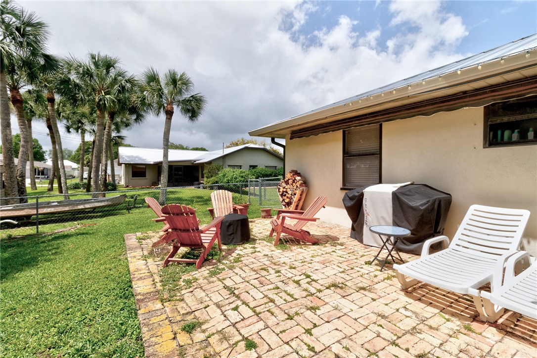 380 Bayfront Terrace Sebastian, FL 32958 - Photo 8 of 32 a backyard of a house with table and chairs