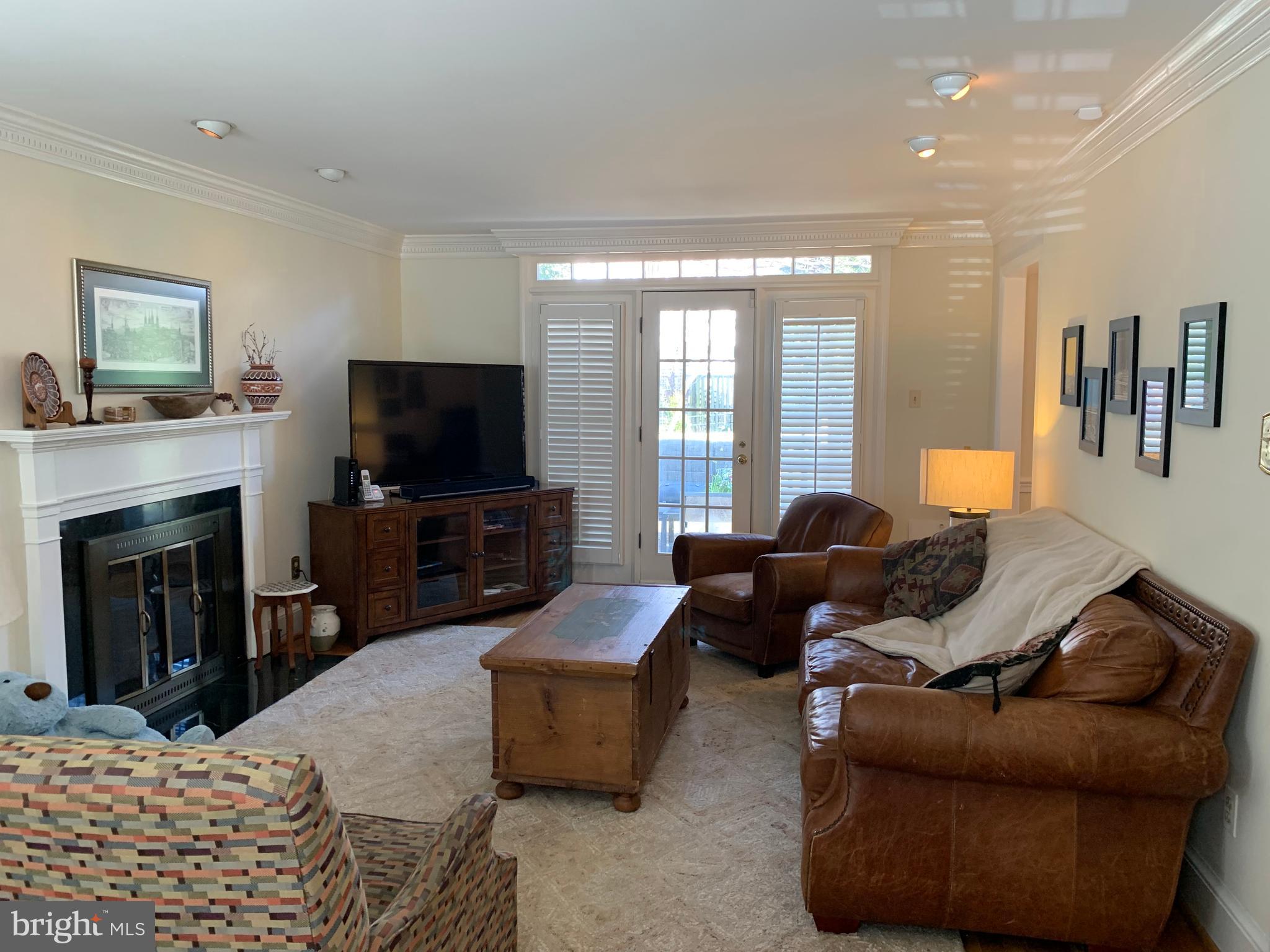 1317 19th Road South Arlington, VA 22202 - Photo 10 of 28 Living Room