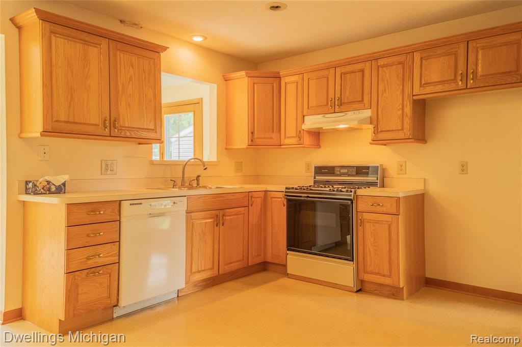 12581 Maxwell Road Carleton, MI 48117 - Photo 2 of 28