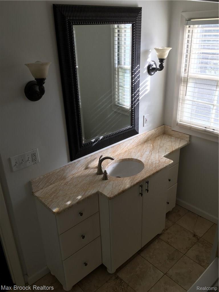 480 South Cranbrook Road Bloomfield Hills, MI 48301 - Photo 18 of 30 Bathroom with marble counter top