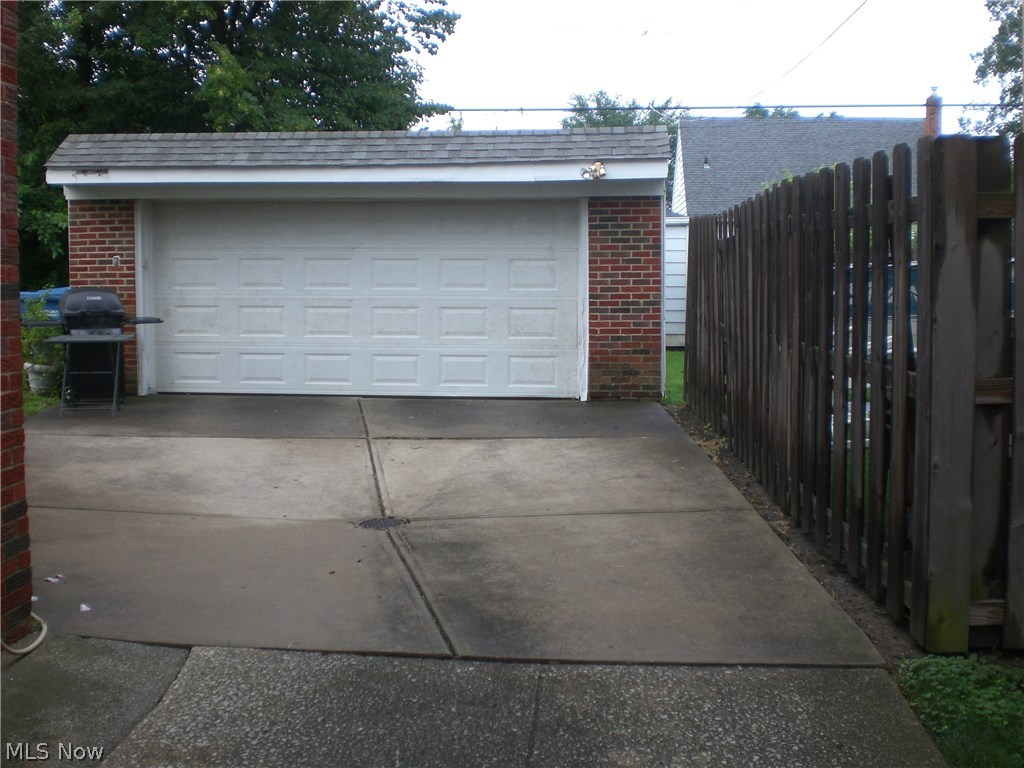 8401-03 Pelham Drive Parma, OH 44129 - Photo 4 of 18 PRIVACY FENCE ON BOTH SIDES
