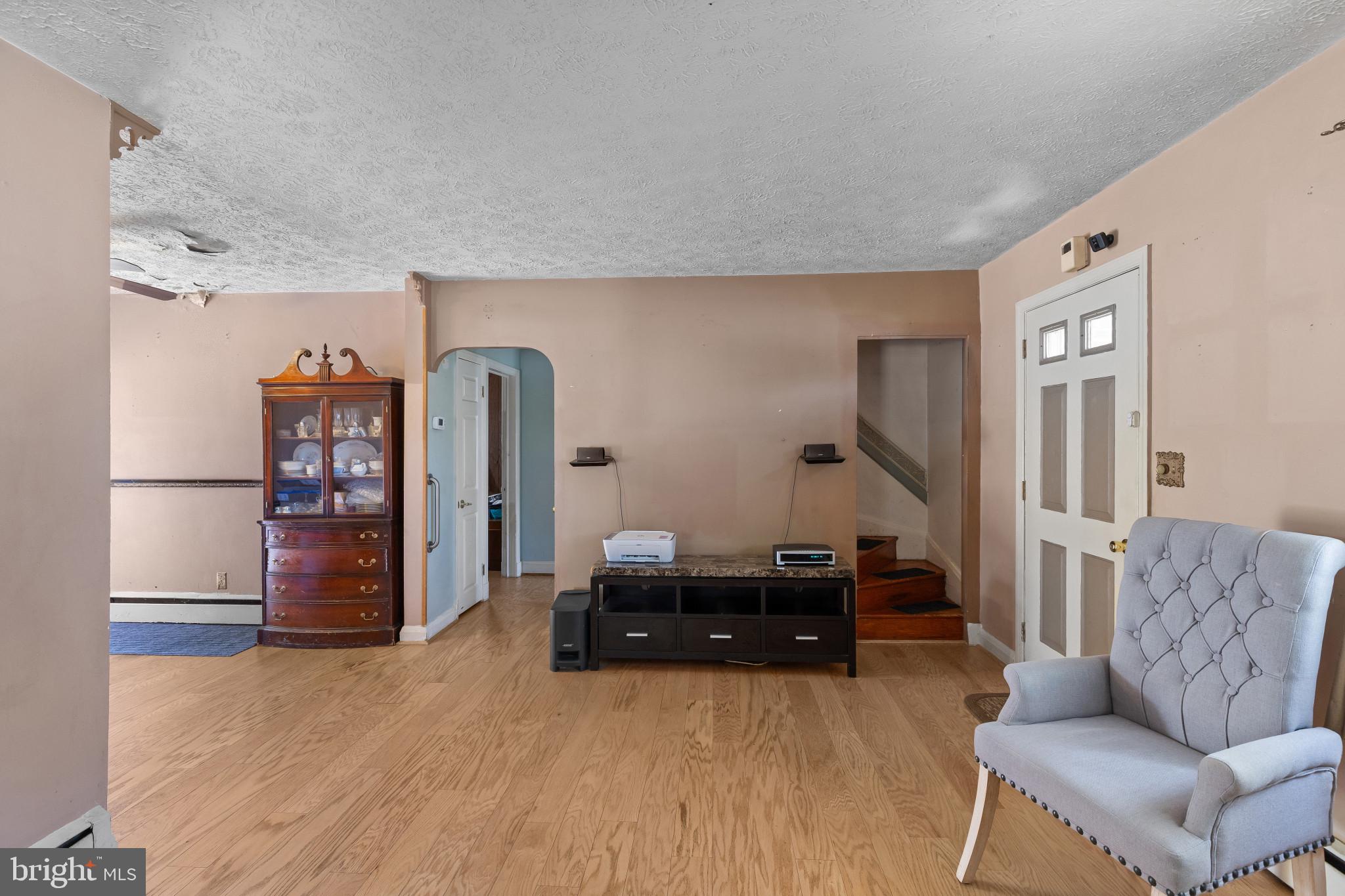 574 Edmondson Avenue Baltimore, MD 21228 - Photo 6 of 30 Living room