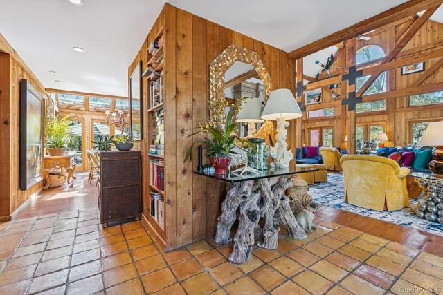 a view of entryway with outdoor seating