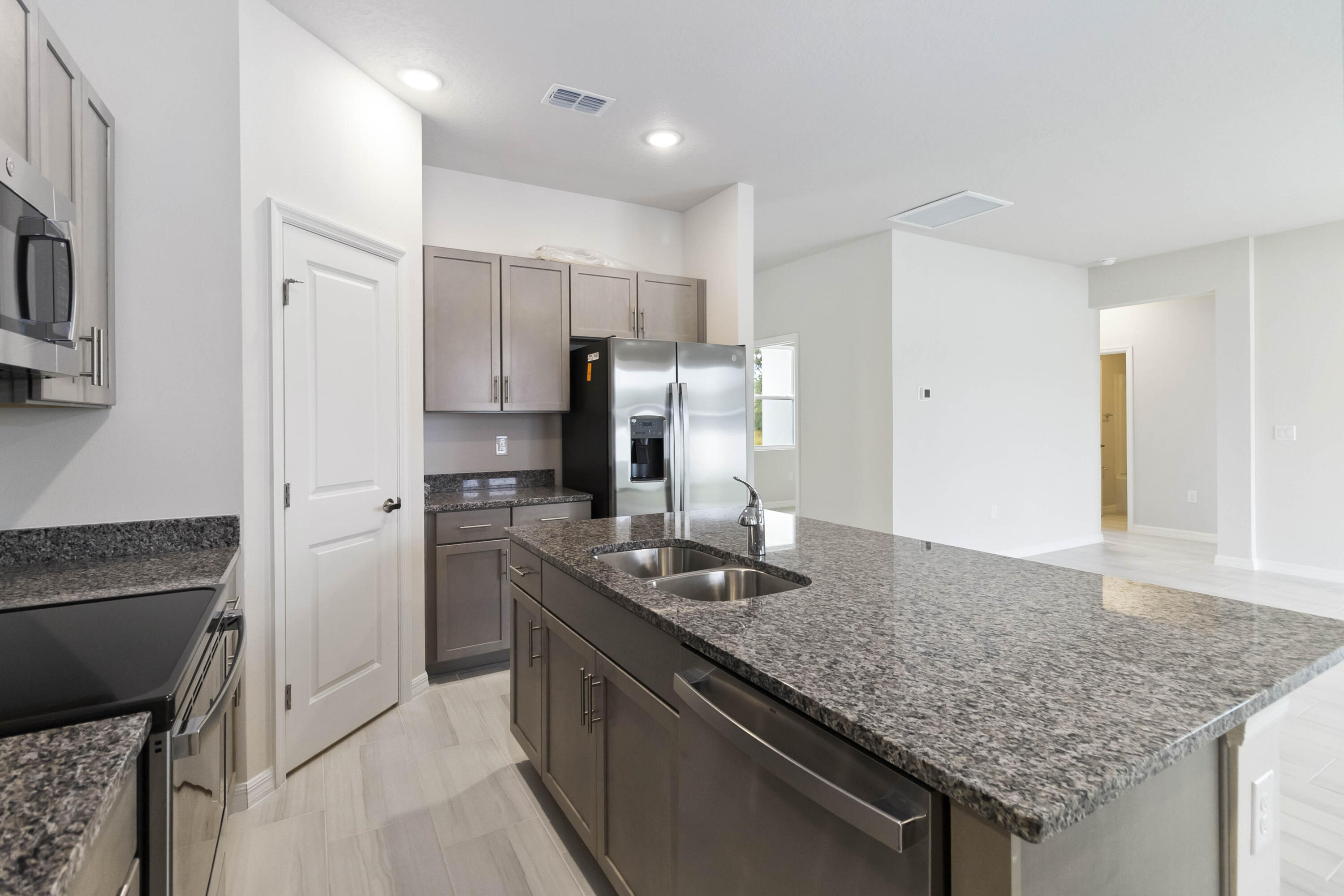 218 High Road Northwest Palm Bay, FL 32907 - Photo 7 of 27 010