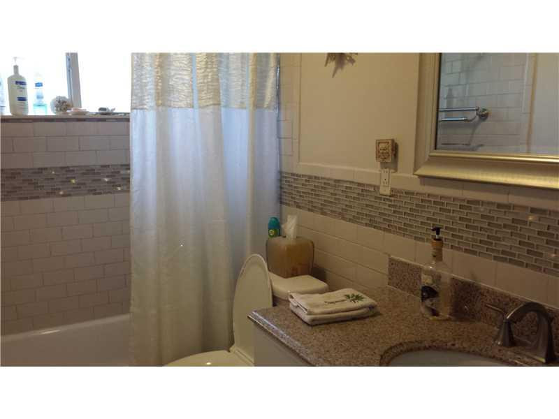 1960 Northeast 30th Court Lighthouse Point, FL 33064 - Photo 11 of 14 Bathroom