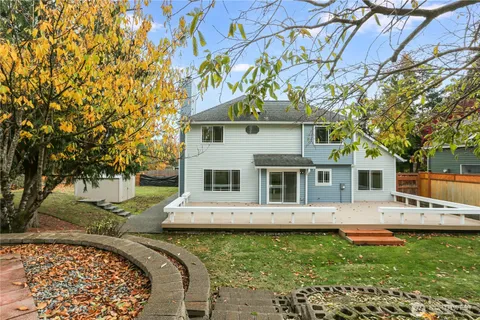 a view of a backyard