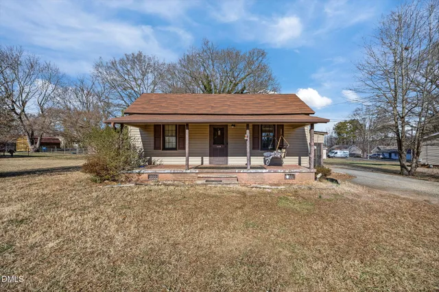 a view of a house with a yard