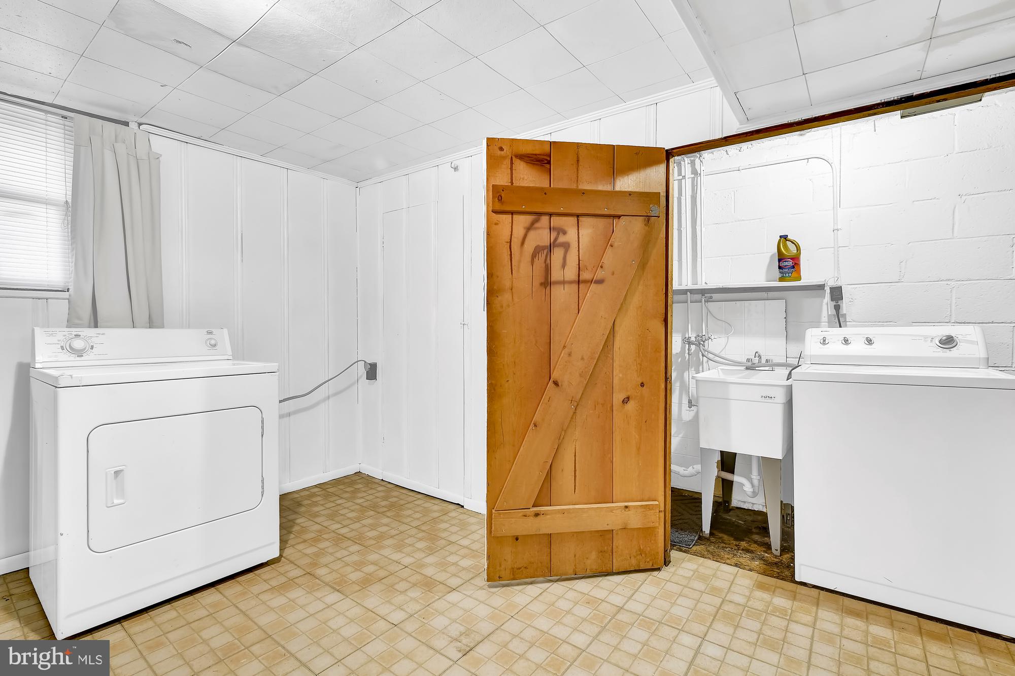 525 Brisbane Road Baltimore, MD 21229 - Photo 21 of 25 Laundry