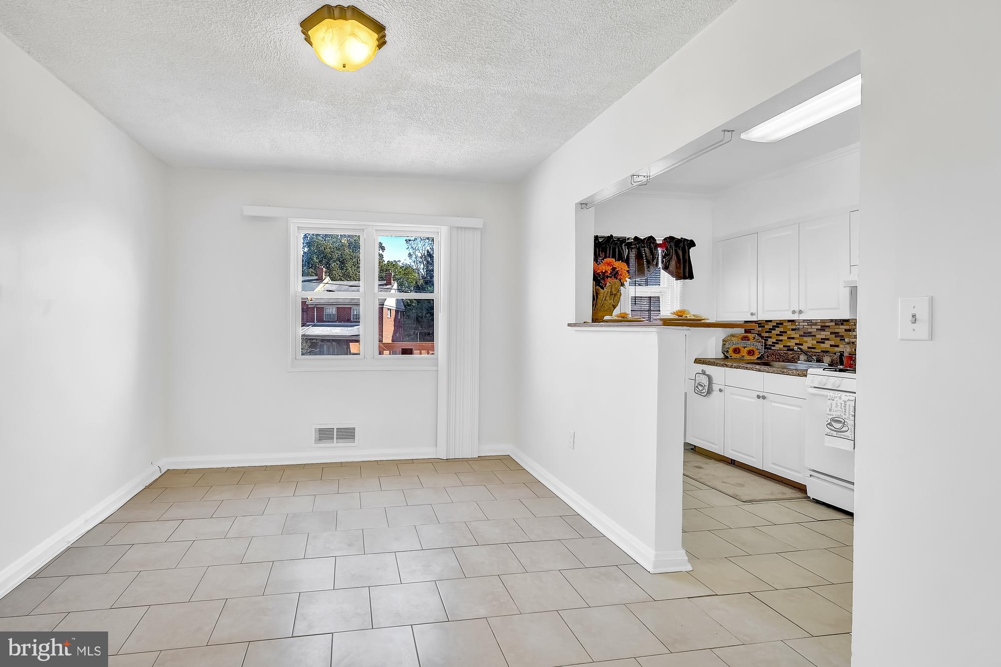525 Brisbane Road Baltimore, MD 21229 - Photo 7 of 25 Dining Room