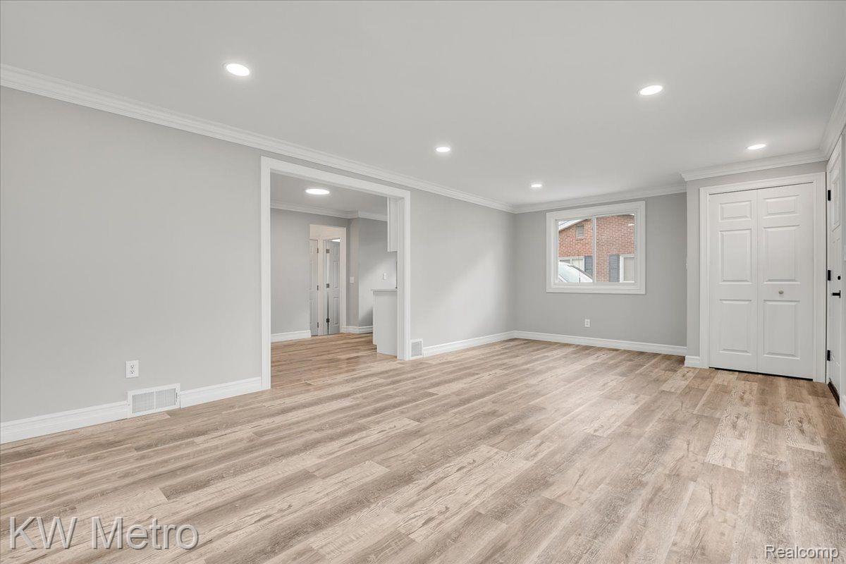 29270 Rambling Road Southfield, MI 48076 - Photo 4 of 33 Gallery Image 4