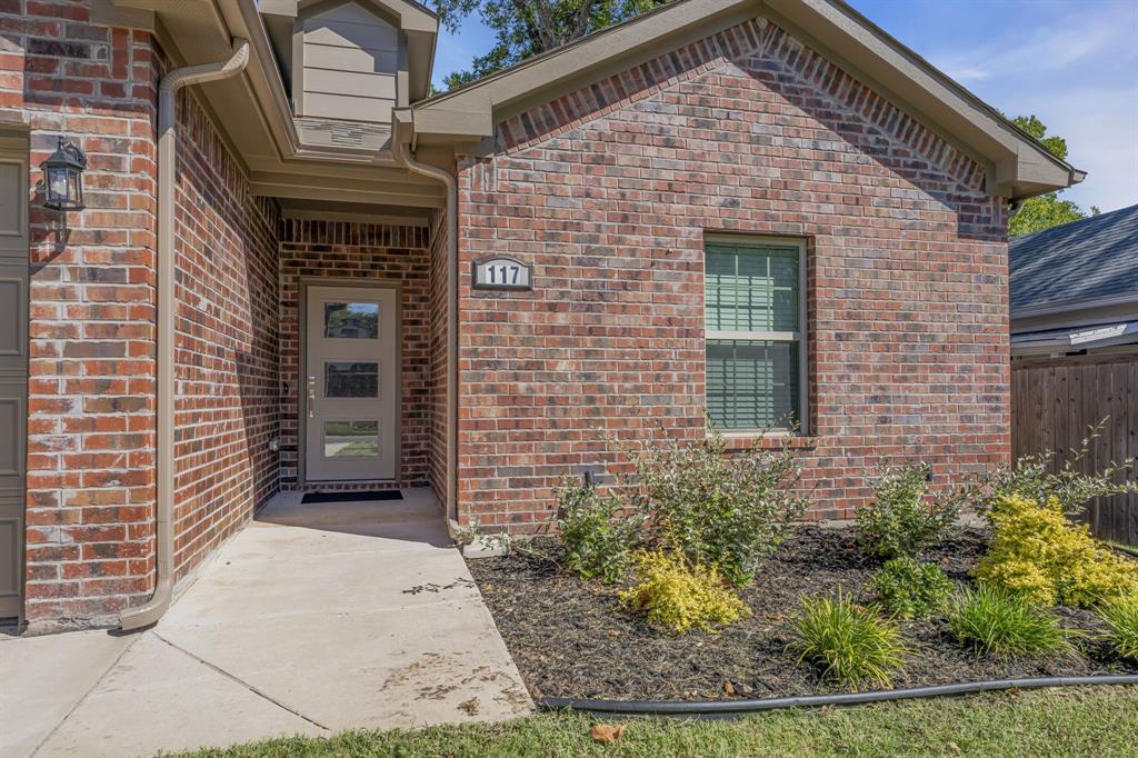 117 West Morton Street Denison, TX 75021 - Photo 4 of 29 View of property entrance