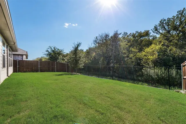 a view of a backyard