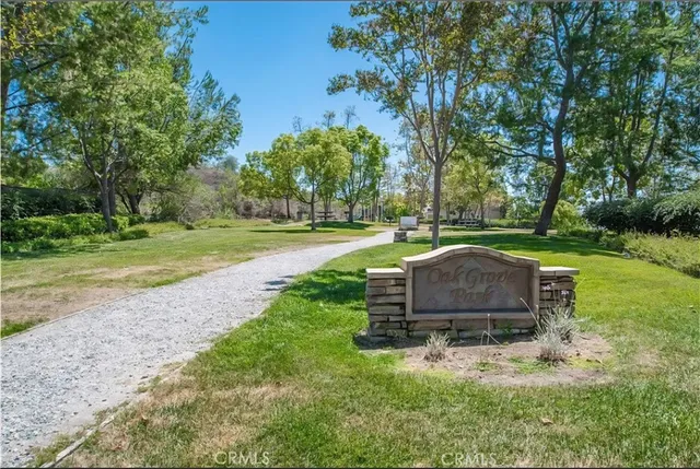 a view of a water fountain in the middle of a yard