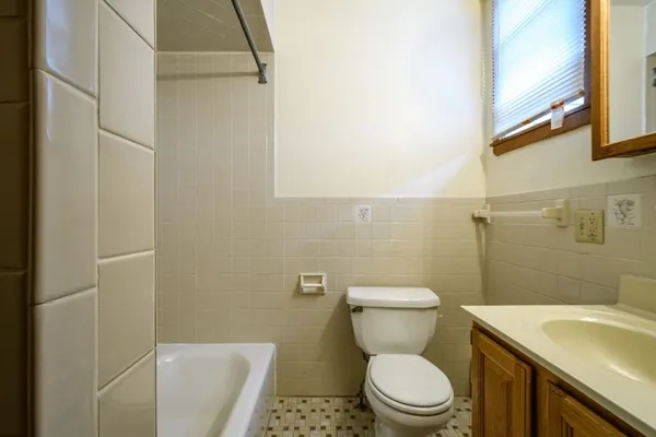 $2,400 | 207 North Fullerton Avenue, Unit 1, Montclair, NJ 07042
