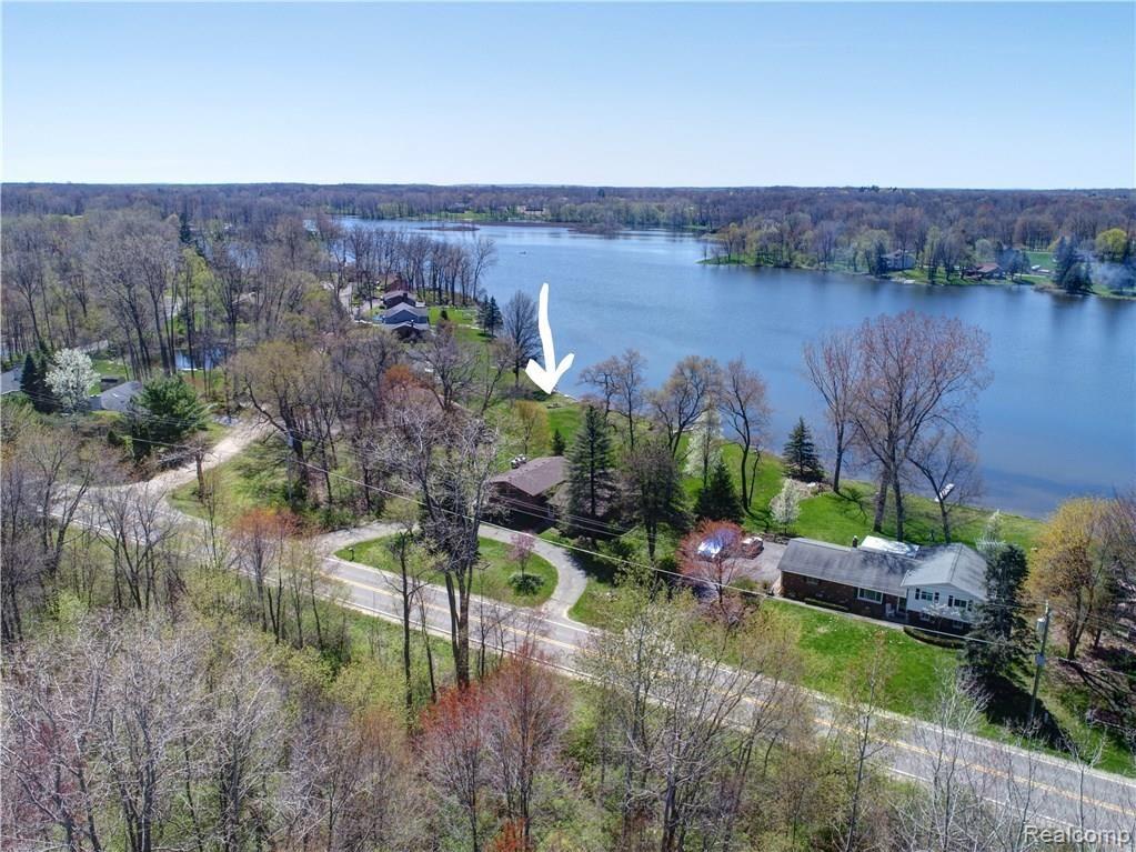 1444 East Coon Lake Road Howell, MI 48843 - Photo 14 of 71 meduim front from side_LI.jpg