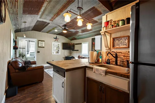 $1,900,000 | 2105 Northeast 315 Pvt Road, Osceola, MO 64776