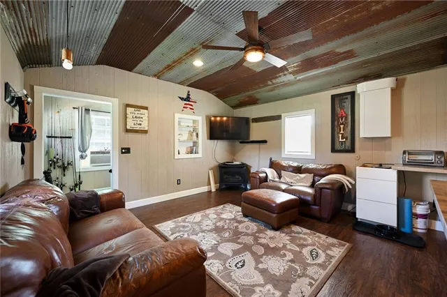 $1,900,000 | 2105 Northeast 315 Pvt Road, Osceola, MO 64776