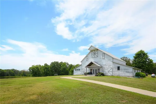 $1,900,000 | 2105 Northeast 315 Pvt Road, Osceola, MO 64776