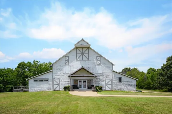 $1,900,000 | 2105 Northeast 315 Pvt Road, Osceola, MO 64776