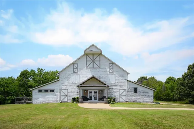 $1,900,000 | 2105 Northeast 315 Pvt Road, Osceola, MO 64776
