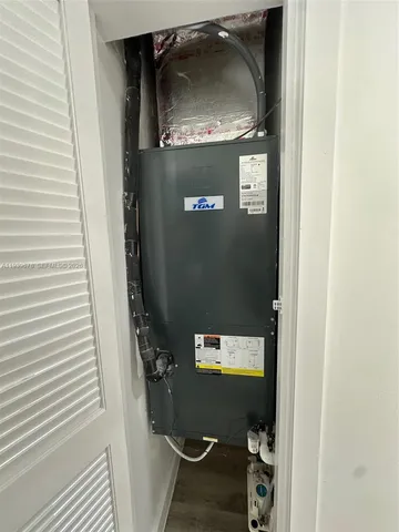 a view of empty room with window