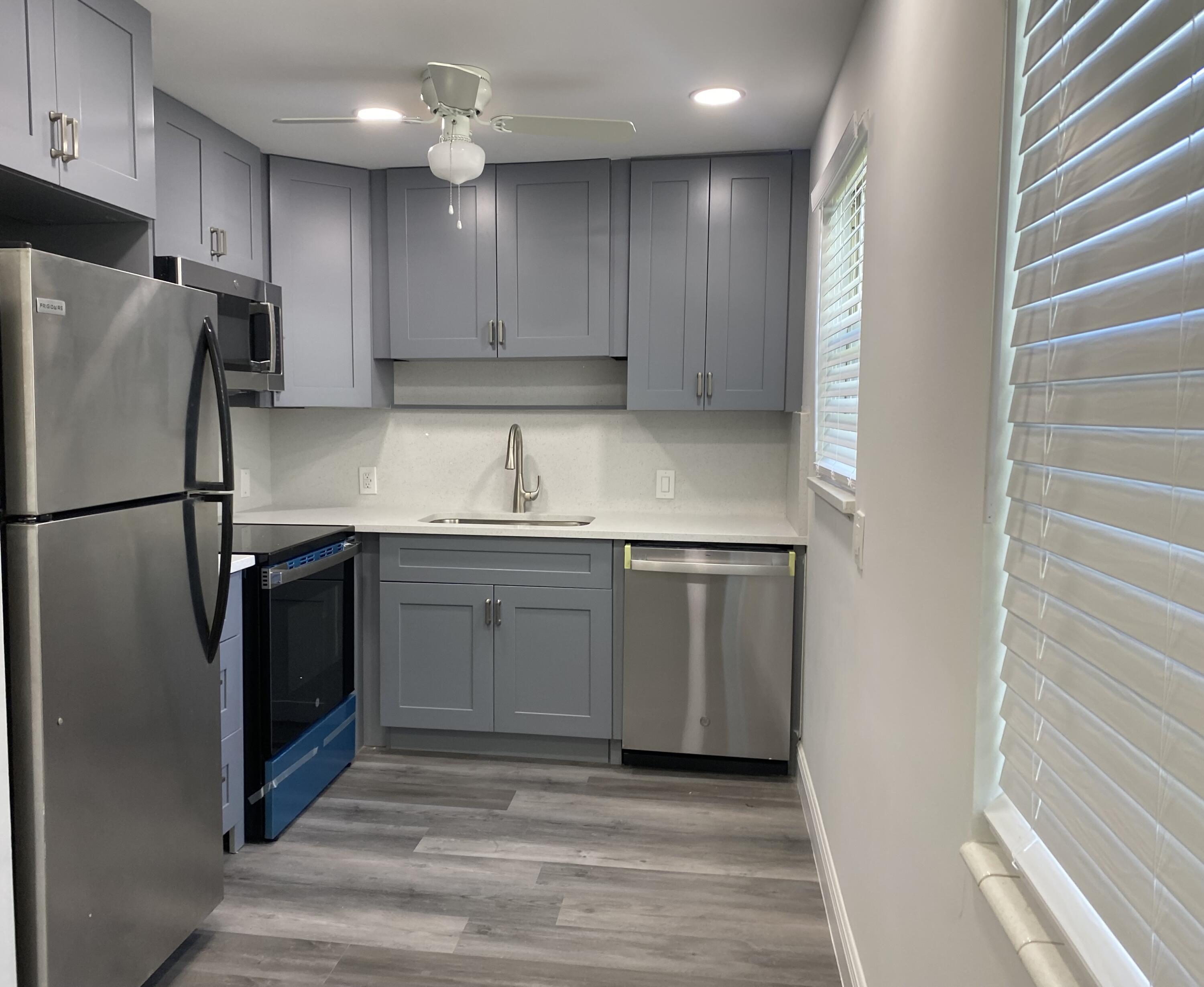 256 Mansfield F, Unit G Boca Raton, FL 33434 - Photo 2 of 40 CORNER W/ EXTRA WINDOWS