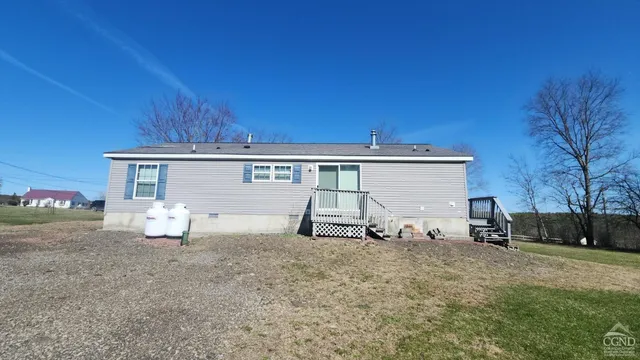 a view of a house with backyard