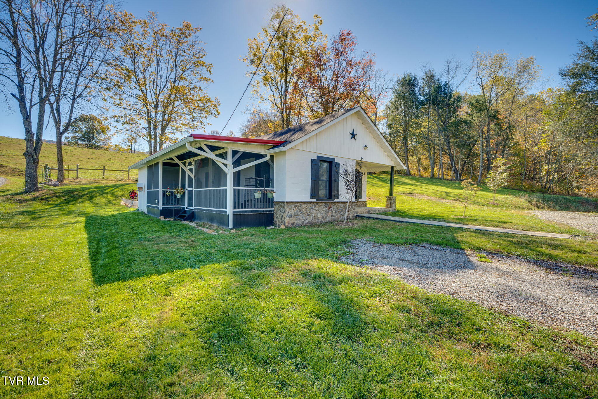 559 Robe Shull Road Mountain City, TN 37683 - Photo 2 of 28 002