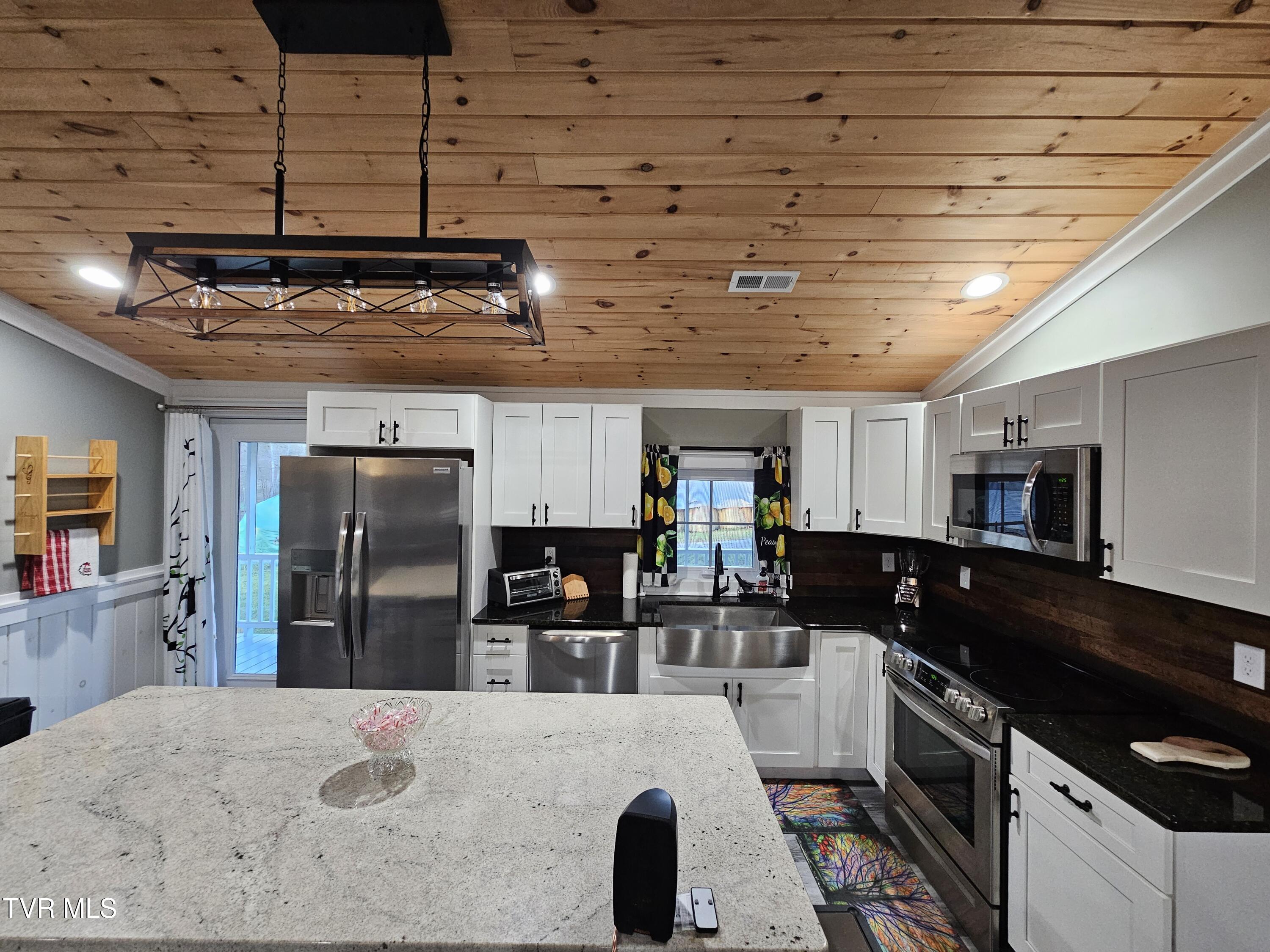 559 Robe Shull Road Mountain City, TN 37683 - Photo 6 of 28 Updated Kitchen 3