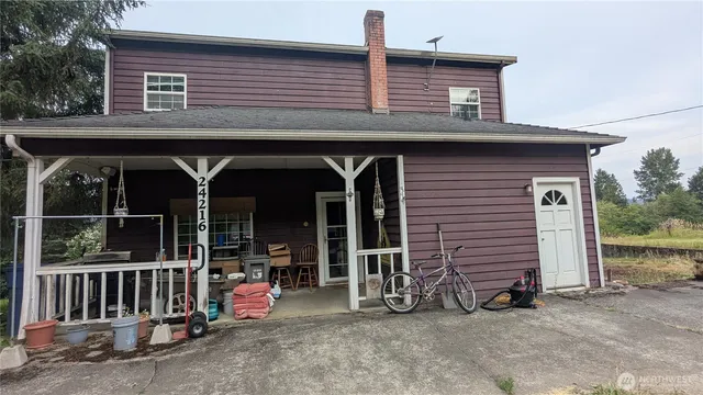 an outdoor view of house