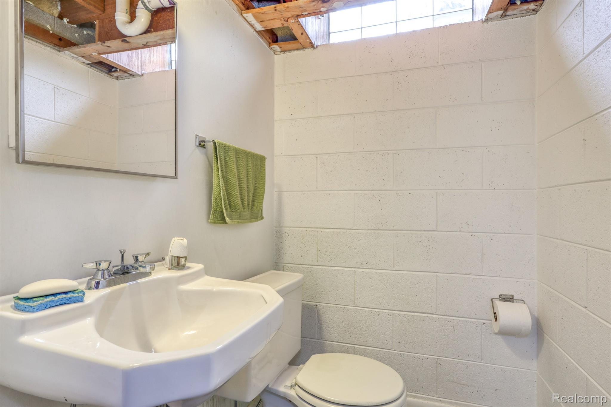 33702 James Farmington, MI 48336 - Photo 18 of 27 Gallery Image 18