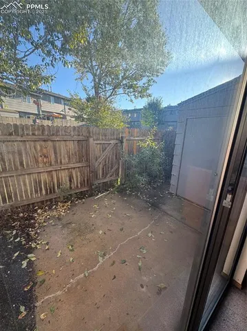 a view of a backyard