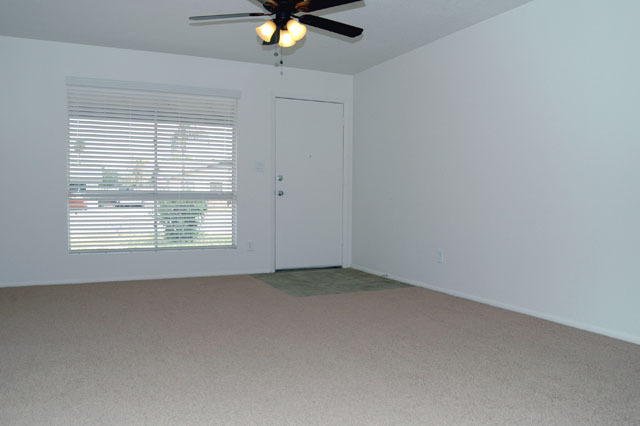 1817 West Utopia Road Phoenix, AZ 85027 - Photo 4 of 12 Entry & Living Room
