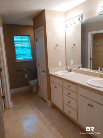 513 Sheffield Avenue Foley, AL 36535 - Photo 14 of 35 Master Bath