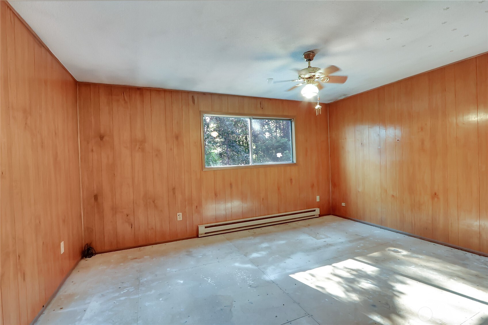514 Higgins Greig Road South Roy, WA 98580 - Photo 11 of 19 an empty room with windows and fan