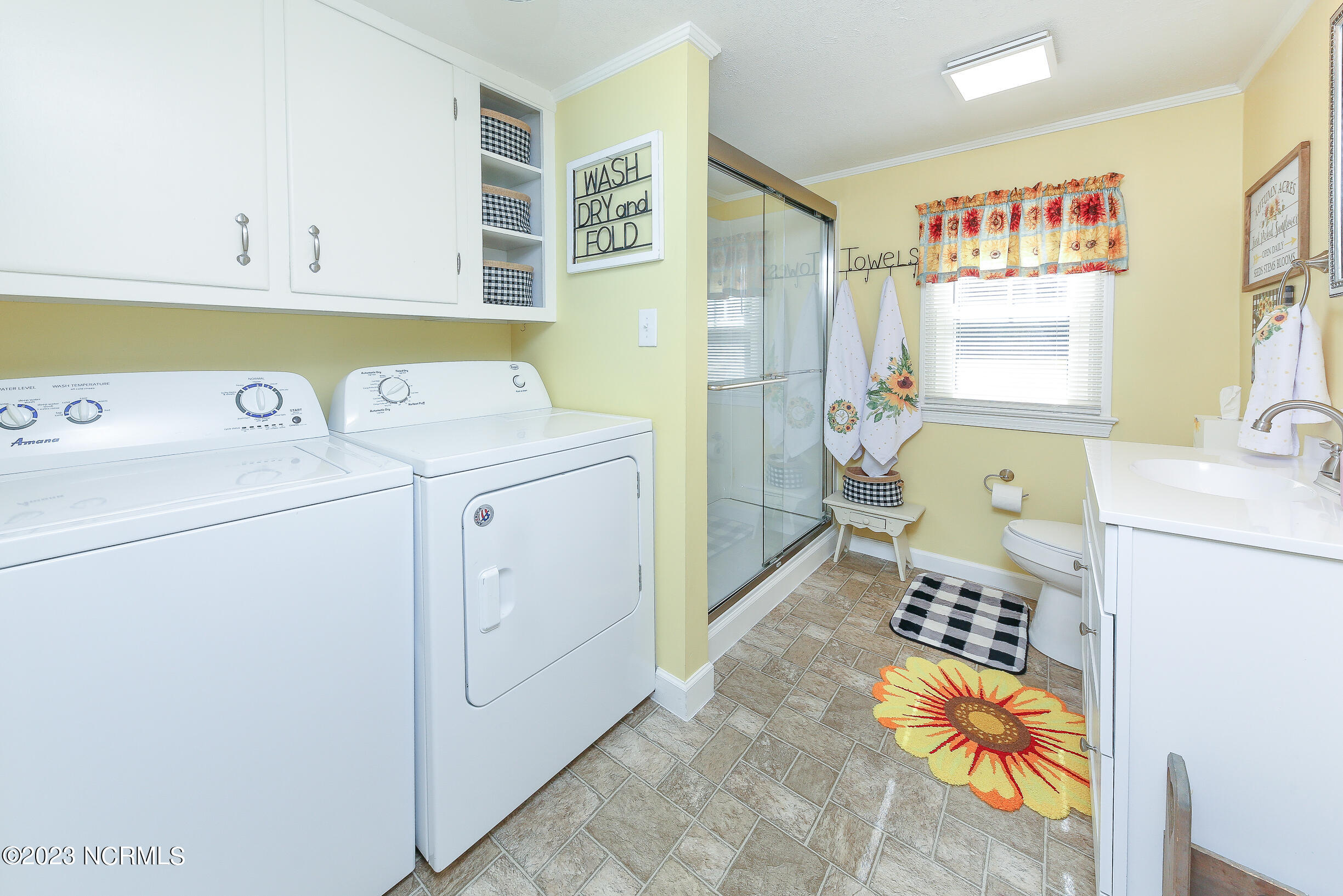 957 Wellfield Road Elizabeth City, NC 27909 - Photo 4 of 42 1st floor bath/laundry combo