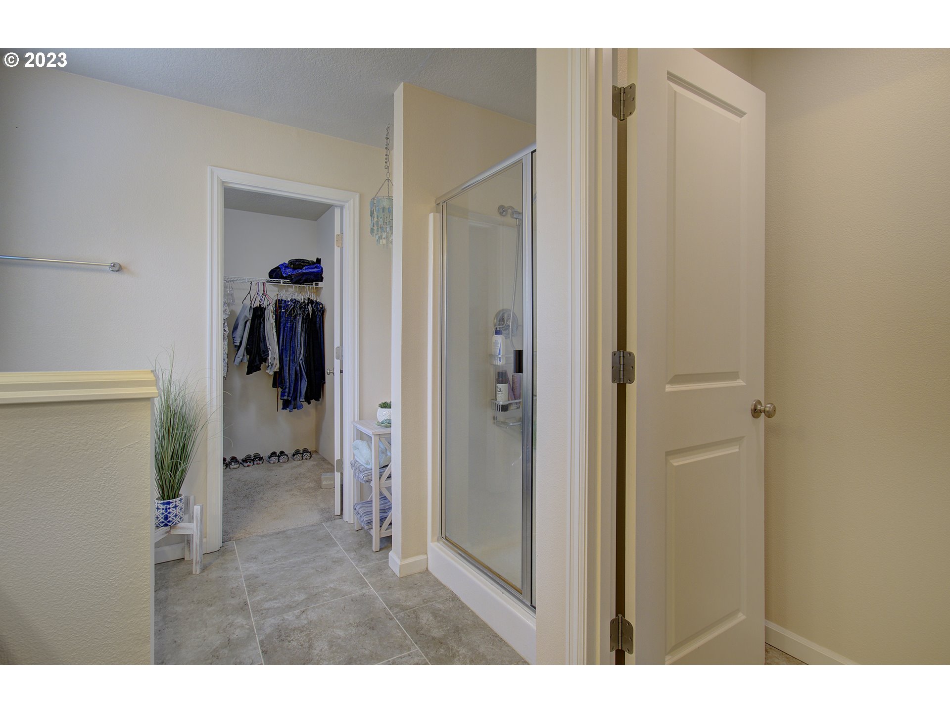 2726 South Red Tail Loop Ridgefield, WA 98642 - Photo 27 of 39 a view of a hallway with closet and a bathroom