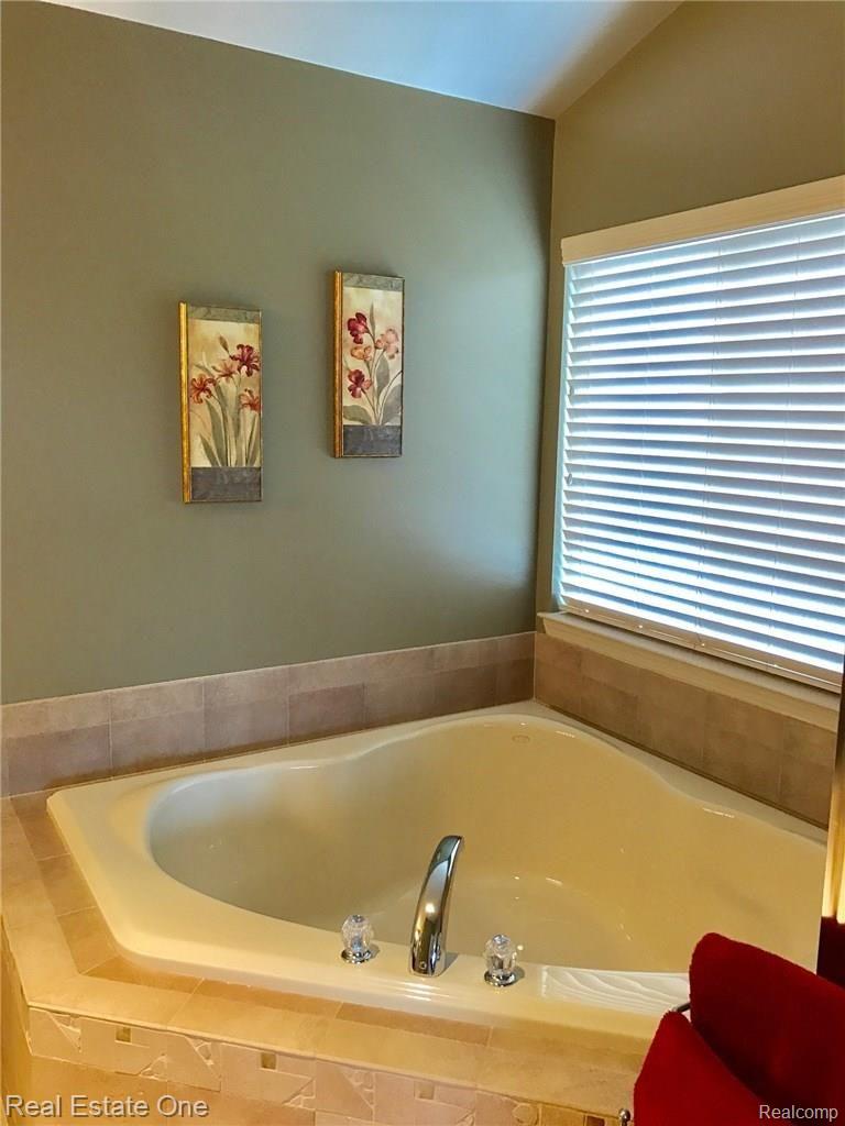 607 Wade Court Rochester, MI 48307 - Photo 13 of 25 master.jpg
