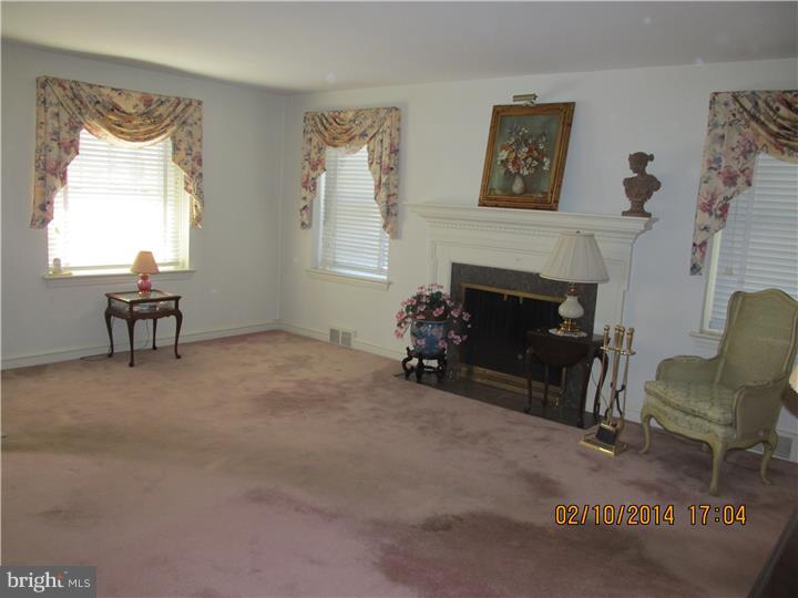 529 Broadview Road Upper Darby, PA 19082 - Photo 3 of 19 Living Room