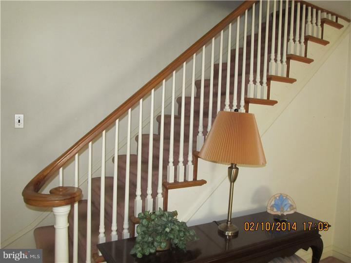 529 Broadview Road Upper Darby, PA 19082 - Photo 5 of 19 Living Room