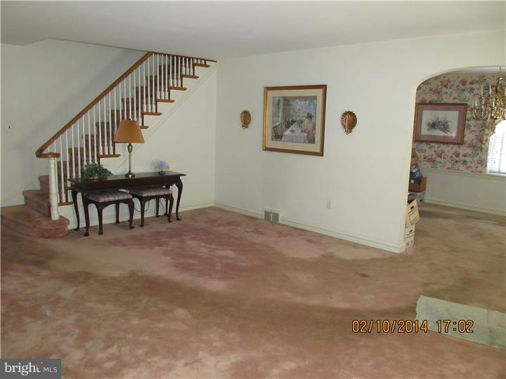 529 Broadview Road Upper Darby, PA 19082 - Photo 6 of 19 Living Room
