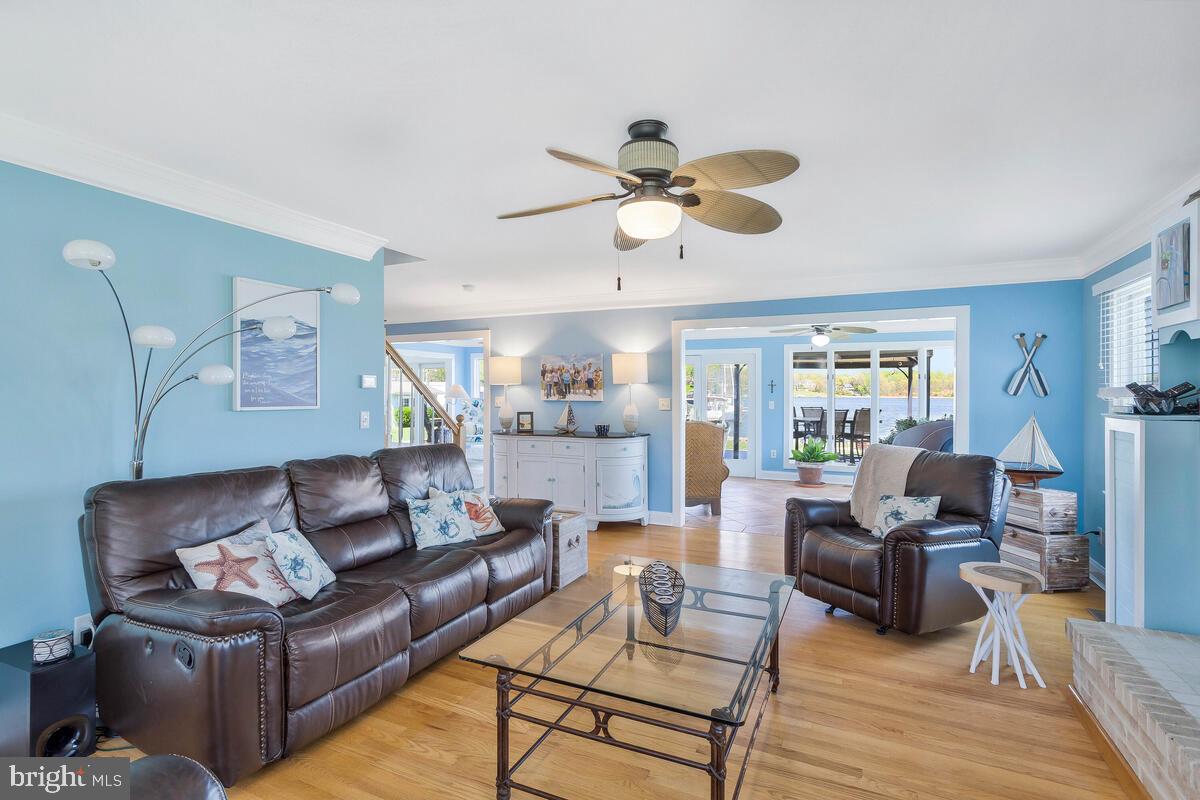 201 Edgewater Drive Edgewater, MD 21037 - Photo 8 of 49 a living room with furniture