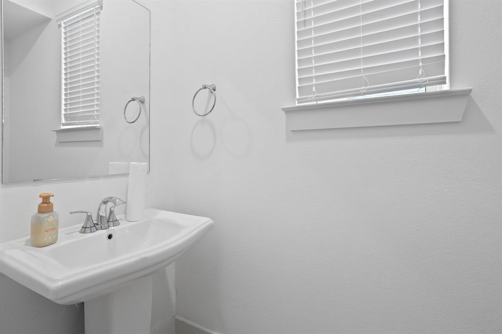 1801 Eagle Landing Van Alstyne, TX 75495 - Photo 3 of 27 Bathroom featuring a sink