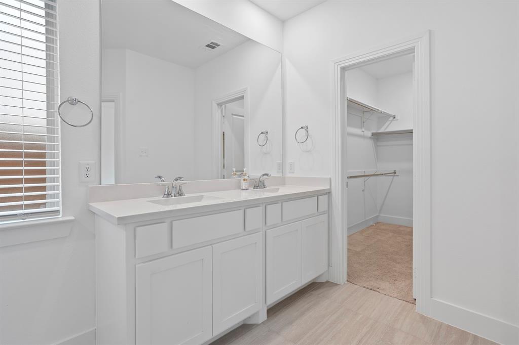 1801 Eagle Landing Van Alstyne, TX 75495 - Photo 9 of 27 Full bath with double vanity and a spacious closet