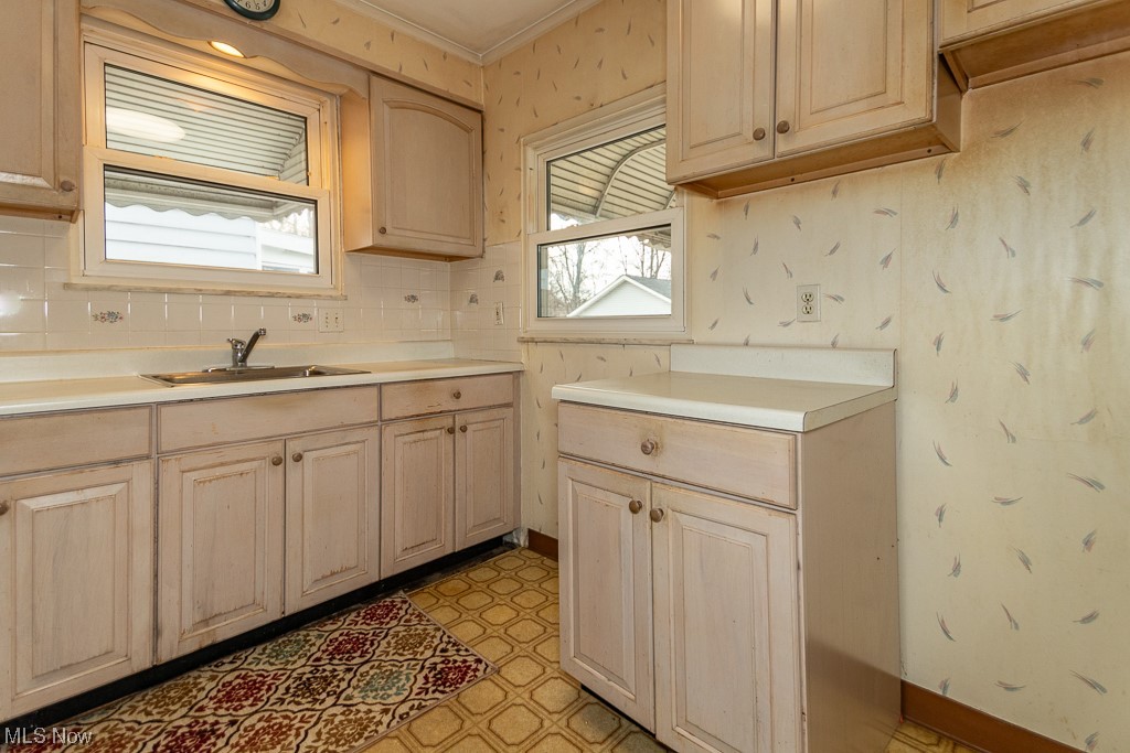 1056 Woodview Road Cleveland, OH 44121 - Photo 9 of 27