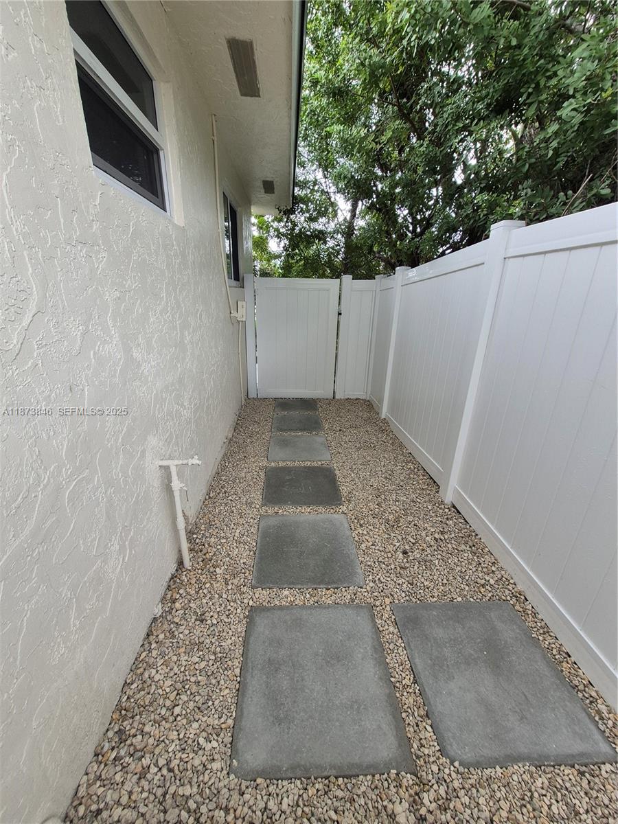 216 Southwest 9th Street, Unit 2 Hallandale Beach, FL 33009 - Photo 18 of 19