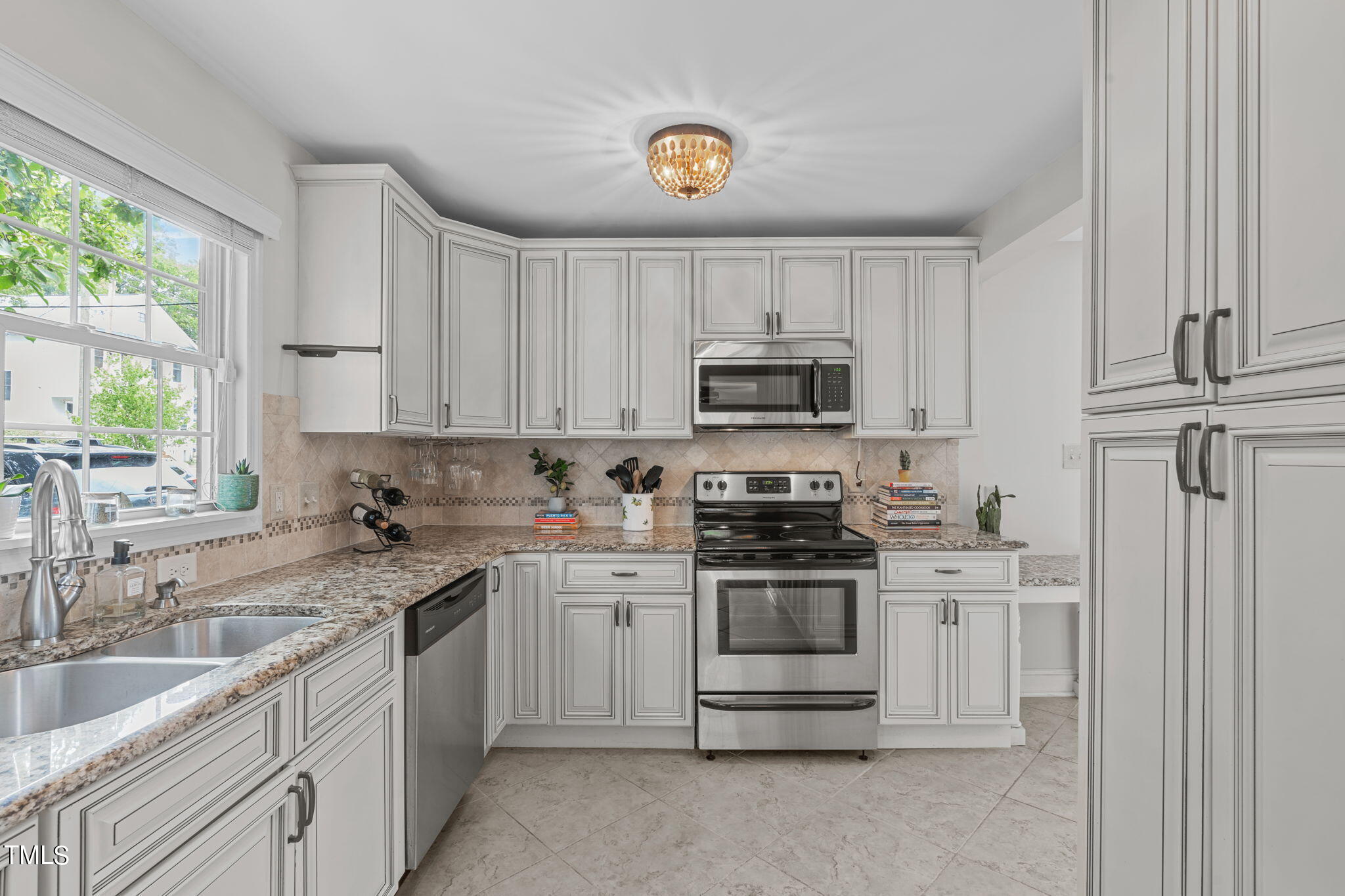 515 Freeman Street Raleigh, NC 27601 - Photo 16 of 44 a kitchen with sink a microwave and cabinets